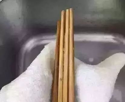 筷子出现霉斑别扔,从家政那学了一个清洁方法,去除霉斑还能用