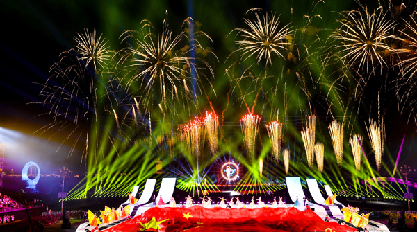 第八届国际家政员工节在集美举办 绚烂烟火秀让集美更美